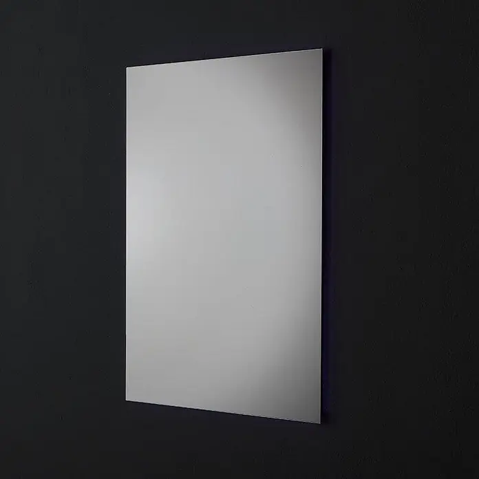 Kiamami Valentina Lichtspiegel - 22 x 600 cm, Farblos - Rechteckiger, rahmenloser Spiegel mit dezenter blauer Hintergrundbeleuchtung an einer dunklen Wand.