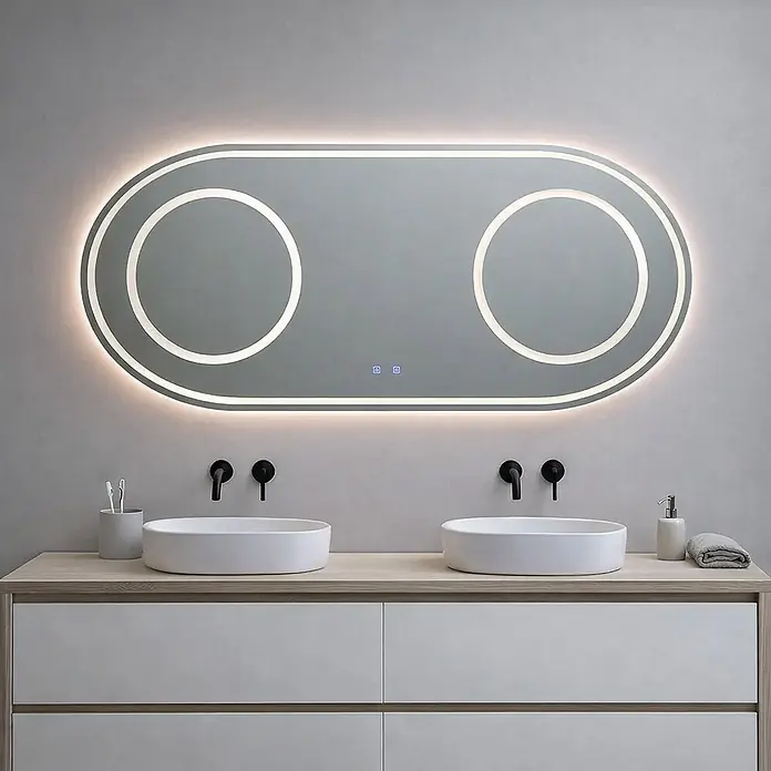Kiamami Valentina Lichtspiegel - 0,02 x 800 cm, Farblos - Ein beleuchteter ovaler Spiegel mit zwei kreisförmigen Lichtelementen, über einem modernen Doppelwaschtisch im Bad montiert.