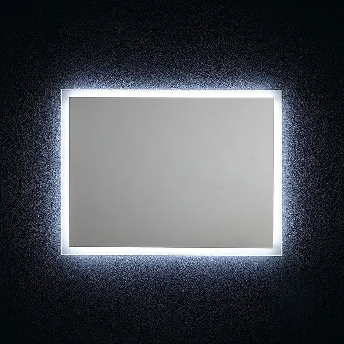 Kiamami Valentina Lichtspiegel - 25 x 600 cm, Farblos - Rechteckiger Spiegel mit heller LED-Hintergrundbeleuchtung, leuchtend vor einer dunklen Wand.