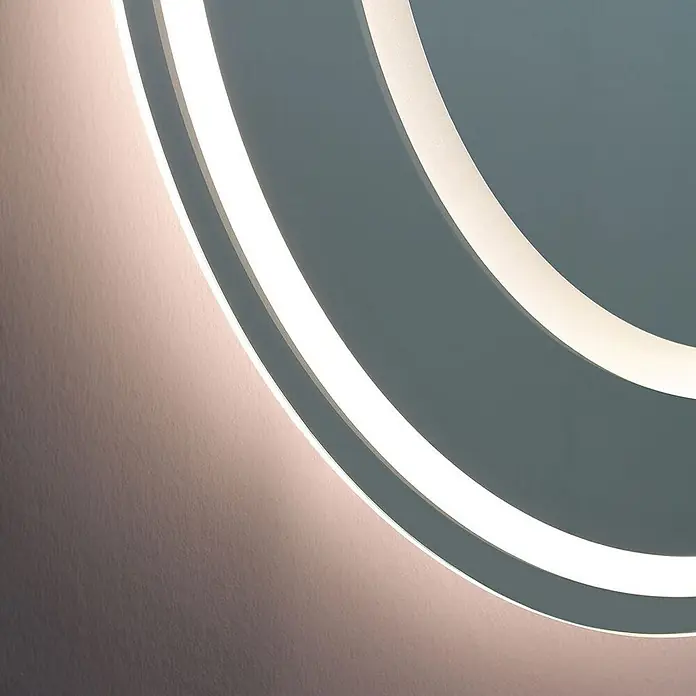 Kiamami Valentina Lichtspiegel - 0,02 x 800 cm, Farblos - Moderne LED-Deckenleuchte mit mehreren beleuchteten konzentrischen weißen Ringen auf blau-grauem Sockel.