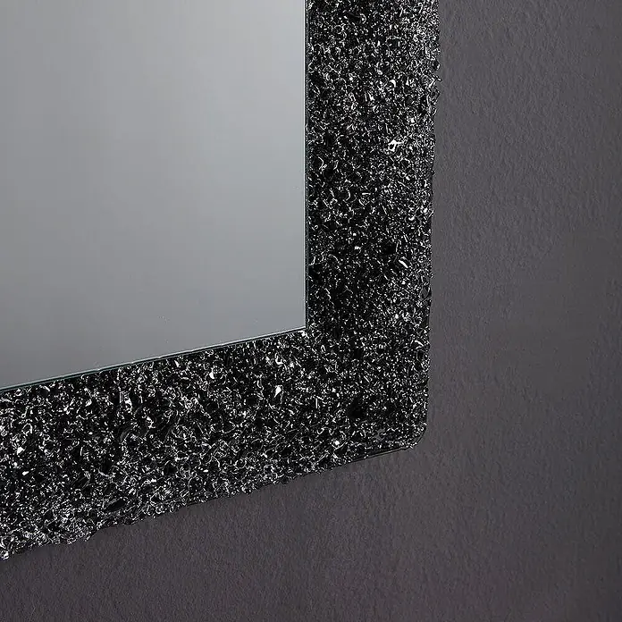 Kiamami Valentina Lichtspiegel - 0,02 x 620 cm, Schwarz - Spiegel mit einem dunklen, texturierten Rahmen aus zerbrochenem Glas.