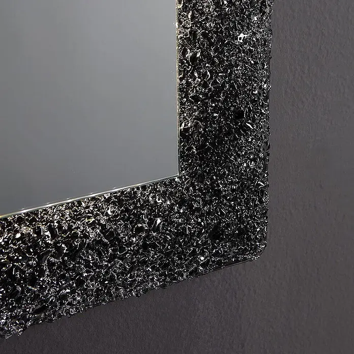 Kiamami Valentina Lichtspiegel - 0,02 x 620 cm, Schwarz - Spiegel mit einem strukturierten Rahmen aus dunklen, reflektierenden Fragmenten.