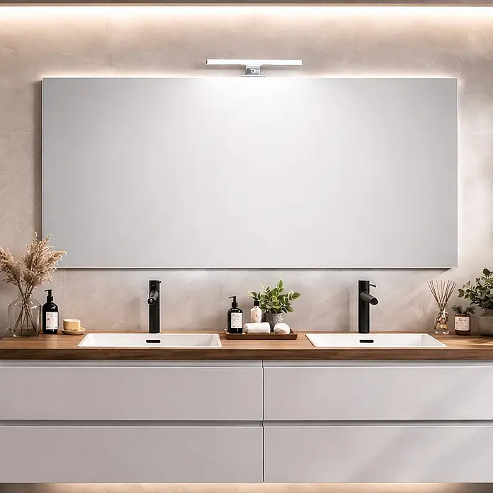 Kiamami Valentina Lichtspiegel - 25 x 700 cm, Farblos - Moderner Doppelwaschtisch mit hellgrauen Schubladen, Holzplatte, zwei weißen Waschbecken, schwarzen Armaturen und großem beleuchtetem Spiegel.