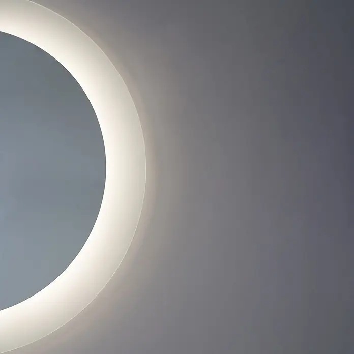 Kiamami Valentina Lichtspiegel - 0,02 x 750 cm, Farblos - Teilweise sichtbare runde Leuchte mit einem beleuchteten weißen Ring.