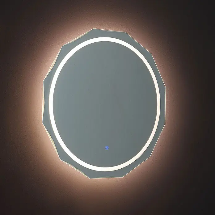 Kiamami Valentina Lichtspiegel - 0,02 x 760 cm, Farblos - Achteckiger, hinterleuchteter LED-Spiegel mit kreisförmiger Innenbeleuchtung und blauem Berührungssensor, an dunkler Wand montiert.