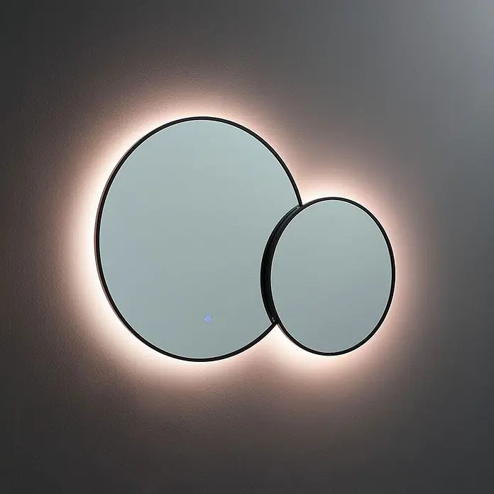 Kiamami Valentina Lichtspiegel - 0,02 x 700 cm, Schwarz - Zwei überlappende, schwarz gerahmte Rundspiegel mit warmer LED-Hintergrundbeleuchtung. Ein blauer Touch-Sensor ist am größeren Spiegel sichtbar.