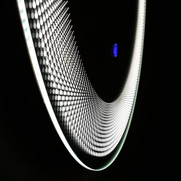 Kiamami Valentina Lichtspiegel - 0,02 x 600 cm, Farblos - Nahaufnahme eines runden, hintergrundbeleuchteten Spiegels mit weißem LED-Punktmuster und blauem Touch-Button.