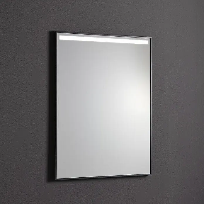 Kiamami Valentina Lichtspiegel - 20 x 800 cm, Schwarz - Rechteckiger Spiegel mit schwarzem Rahmen und integrierter LED-Lichtleiste oben.