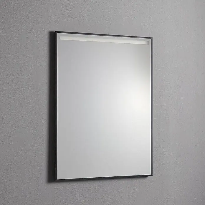 Kiamami Valentina Lichtspiegel - 20 x 800 cm, Schwarz - Rechteckiger Spiegel mit schwarzem Rahmen und integrierter LED-Lichtleiste oben zur Beleuchtung.