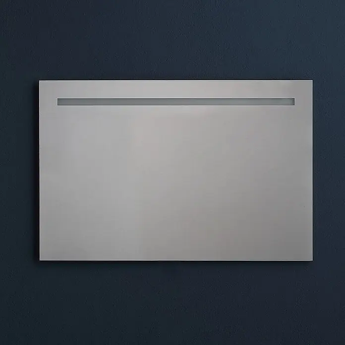 Kiamami Valentina Lichtspiegel - 25 x 600 cm, Farblos - Rechteckiger Badezimmerspiegel mit integriertem LED-Lichtstreifen oben, an einer dunkelblauen Wand.