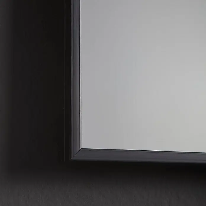 Kiamami Valentina Lichtspiegel - 20 x 800 cm, Schwarz - Dunkel gerahmter Spiegel mit reflektierender Oberfläche an einer dunklen Wand.