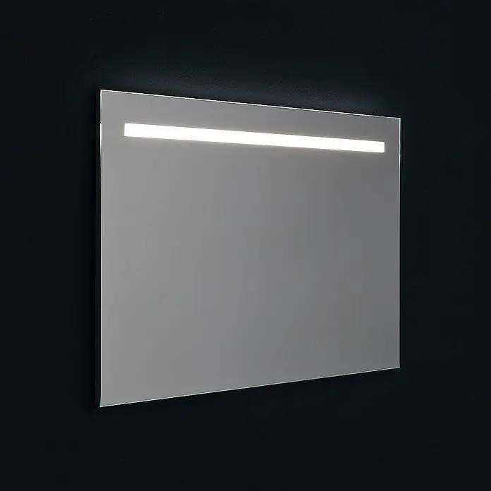 Kiamami Valentina Lichtspiegel - 25 x 600 cm, Farblos - Rechteckiger Spiegel mit integriertem horizontalem LED-Lichtstreifen oben, vor dunklem Hintergrund.
