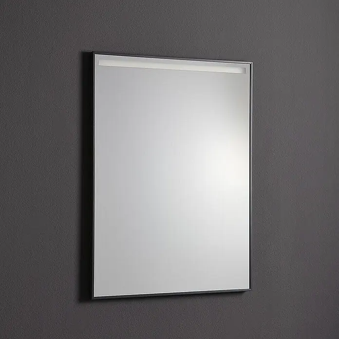 Kiamami Valentina Lichtspiegel - 20 x 800 cm, Schwarz - Rechteckiger Spiegel mit schwarzem Rahmen und integrierter LED-Lichtleiste oben.