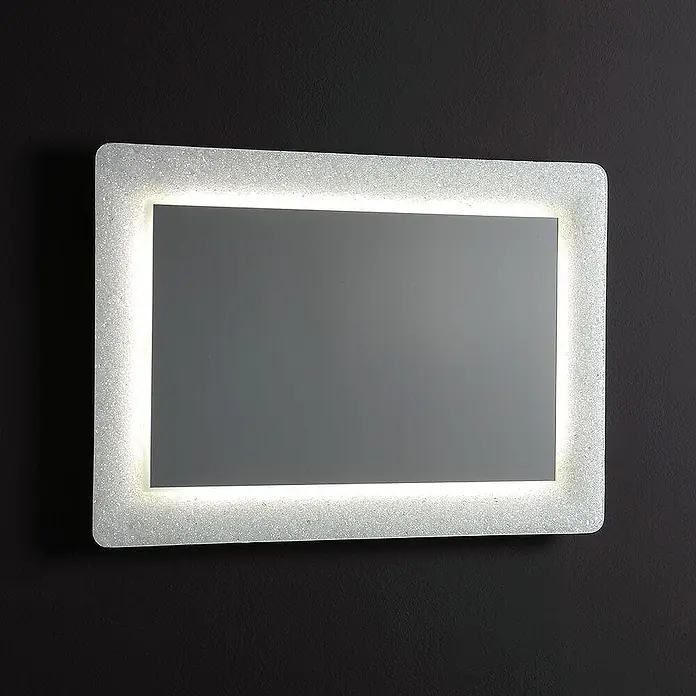 Kiamami Valentina Lichtspiegel - 0,02 x 620 cm, Weiß - Rechteckiger Spiegel mit beleuchtetem, strukturiertem Rahmen und weißer LED-Beleuchtung.