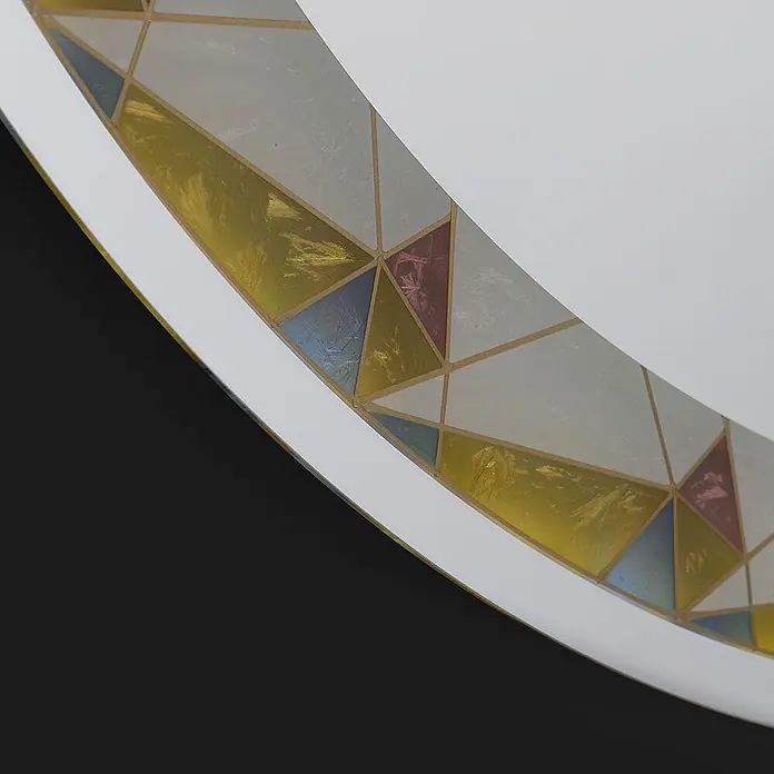Kiamami Valentina Lichtspiegel - 0,02 x 800 cm, Farblos - Runde Leuchte mit geometrischem Muster aus gold-, blau-, rot- und weiß-strukturierten Dreiecken, getrennt durch dünne Goldlinien.