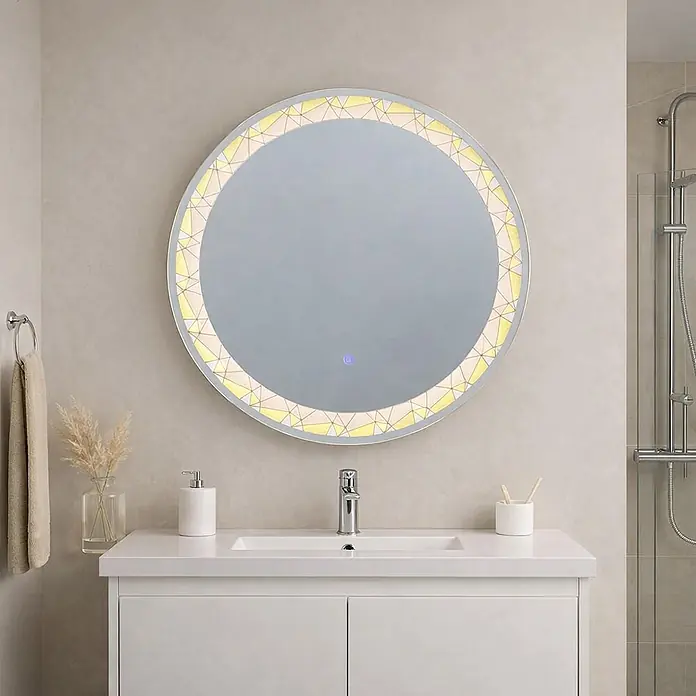 Kiamami Valentina Lichtspiegel - 0,02 x 800 cm, Farblos - Runder LED-Badezimmerspiegel mit beleuchtetem geometrischem Rand, über einem weißen Waschtisch montiert.