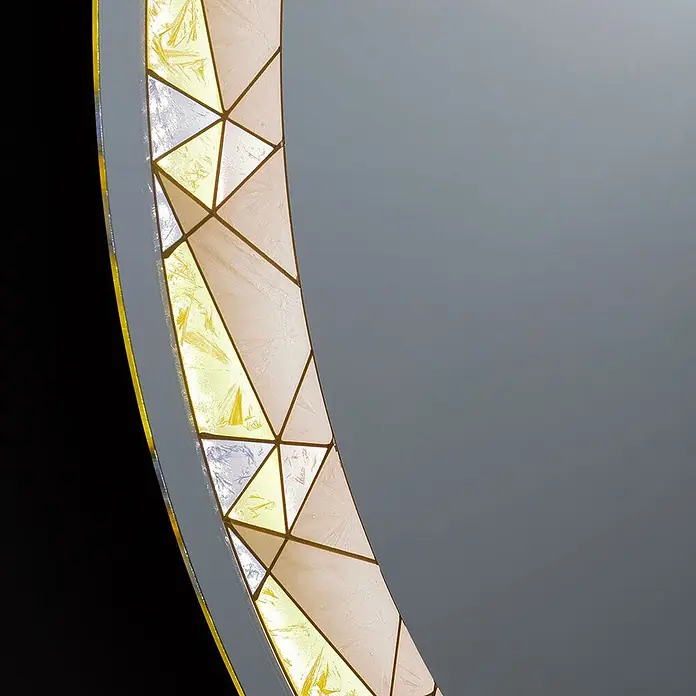 Kiamami Valentina Lichtspiegel - 0,02 x 800 cm, Farblos - Runder Spiegel mit segmentiertem Rand aus beleuchteten dreieckigen Paneelen in Gelb- und Lichttönen.