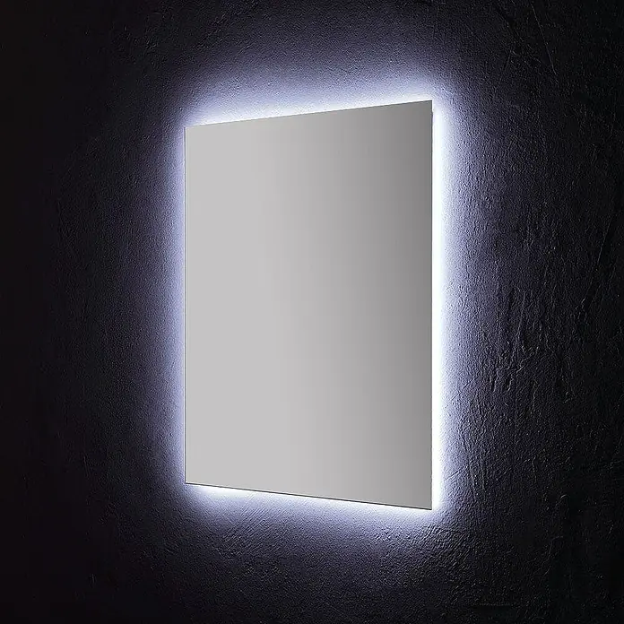 Kiamami Valentina Lichtspiegel - 22 x 700 cm, Farblos - Rechteckiger LED-Spiegel mit hellem Leuchten an einer dunklen, texturierten Wand.