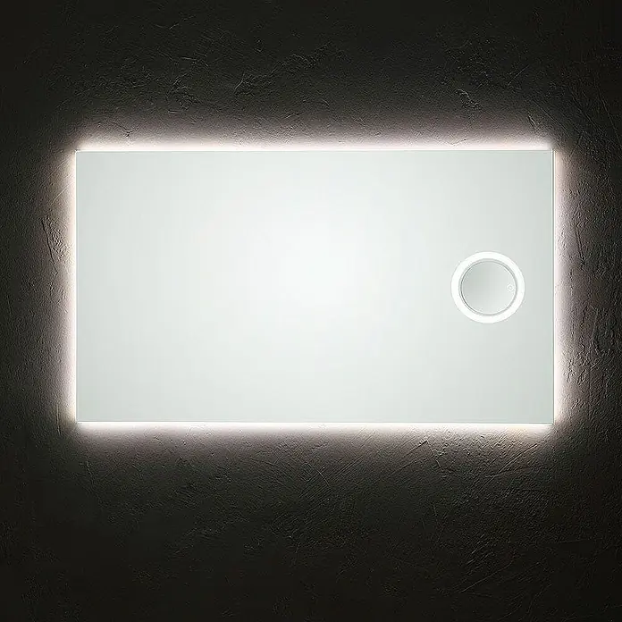 Kiamami Valentina Lichtspiegel - 25 x 700 cm, Farblos - Rechteckiger LED-beleuchteter Badezimmerspiegel an einer strukturierten dunklen Wand, mit kreisförmigem beleuchtetem Touch-Schalter.