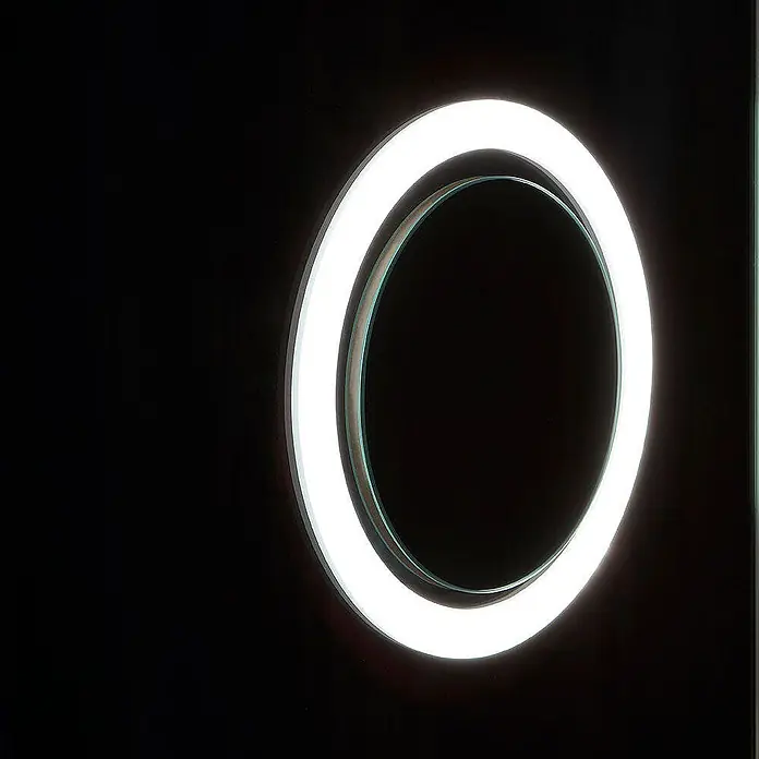 Kiamami Valentina Lichtspiegel - 25 x 700 cm, Farblos - Beleuchteter Spiegel mit zwei konzentrischen ovalen Ringen, der äußere Ring leuchtet hellweiß.