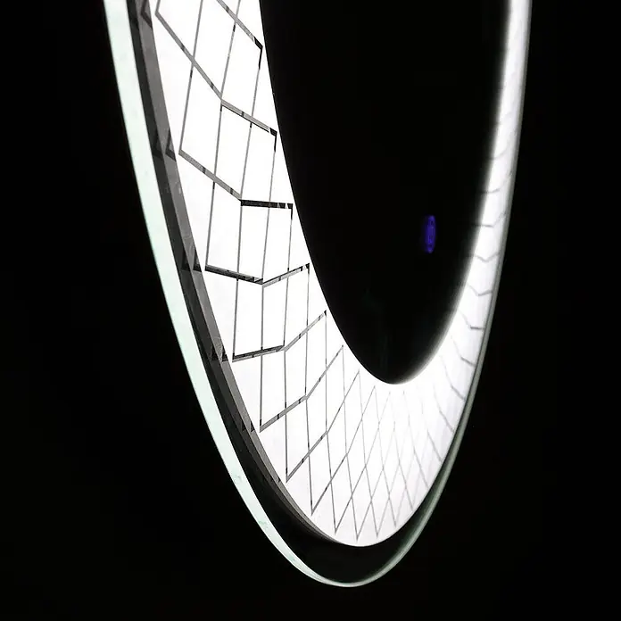Kiamami Valentina Lichtspiegel - 0,02 x 700 cm, Farblos - Gebogener beleuchteter Spiegel mit Gittermuster und klarem Glasrand. Ein blaues Licht akzentuiert seine dunkle, reflektierende Oberfläche.