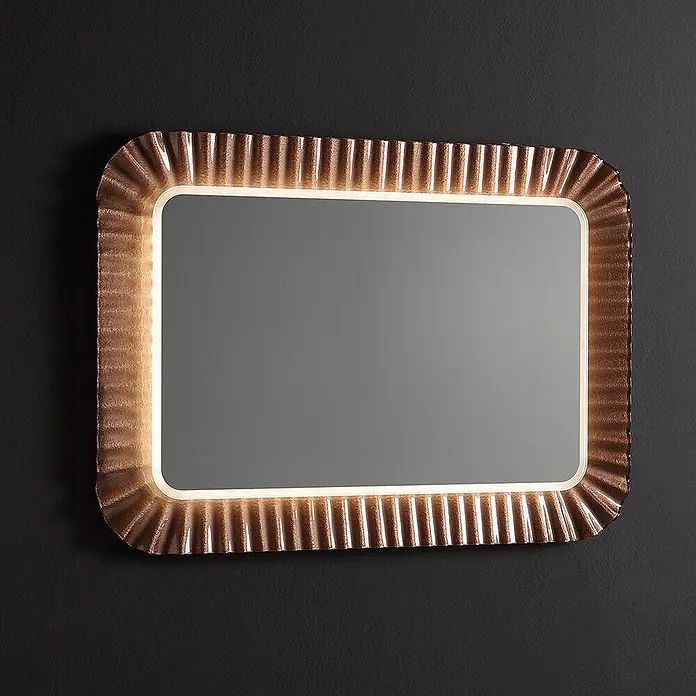 Kiamami Valentina Lichtspiegel - 0,02 x 680 cm, Farblos - Rechteckiger Spiegel mit abgerundeten Ecken und gewelltem, roségoldenem Metallrahmen, beleuchtet durch einen LED-Streifen.