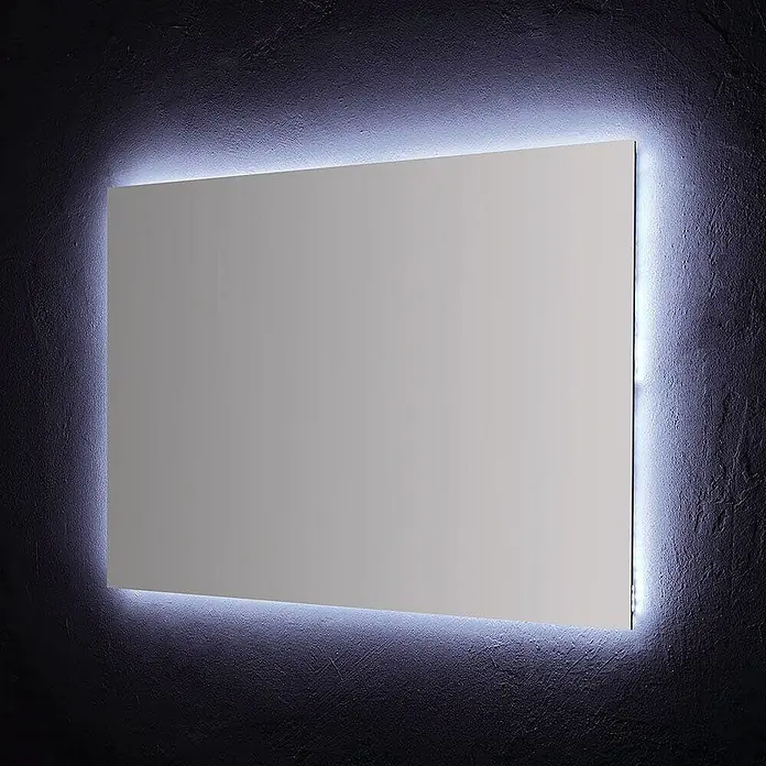 Kiamami Valentina Lichtspiegel - 22 x 700 cm, Farblos - Rechteckiger Spiegel mit LED-Hintergrundbeleuchtung, der die dunkle, strukturierte Wand beleuchtet.