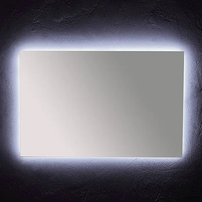 Kiamami Valentina Lichtspiegel - 22 x 700 cm, Farblos - Rechteckiger LED-Spiegel mit weißer Hintergrundbeleuchtung auf dunkler strukturierter Wand.