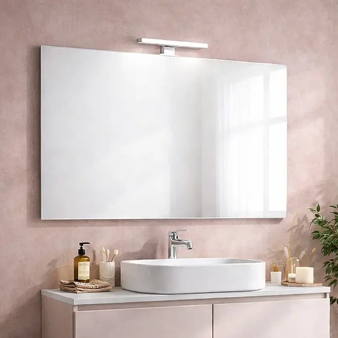 Kiamami Valentina Lichtspiegel - 20 x 600 cm, Farblos - Rechteckiger Badspiegel mit integrierter LED-Beleuchtung, über einem modernen Aufsatzwaschbecken und Waschtisch montiert.