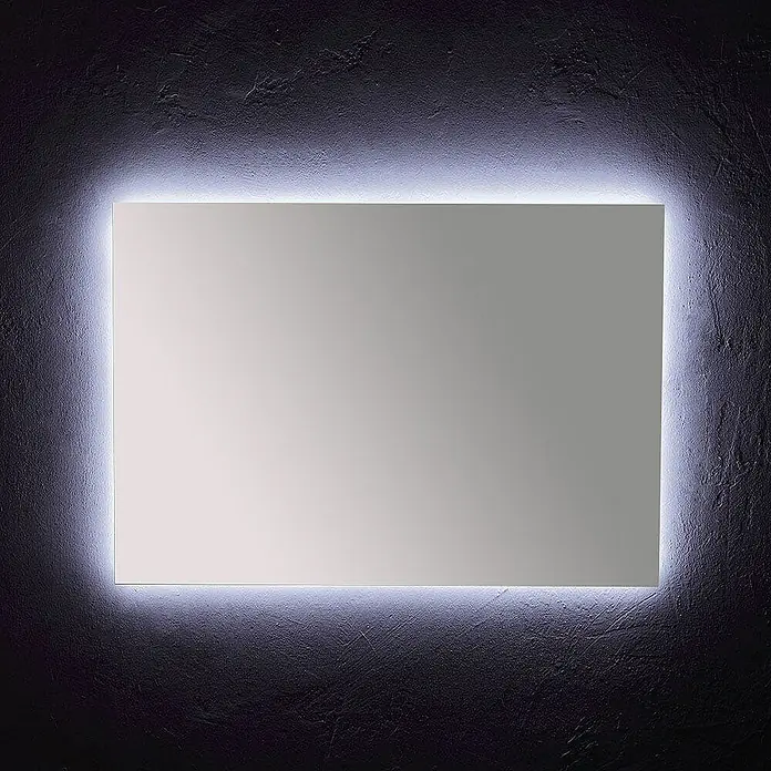 Kiamami Valentina Lichtspiegel - 22 x 700 cm, Farblos - Rechteckiger Spiegel mit heller LED-Hintergrundbeleuchtung an den Kanten, montiert an einer dunklen strukturierten Wand.