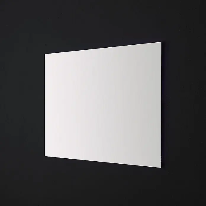 Kiamami Valentina Lichtspiegel - 22 x 700 cm, Farblos - Weißer rechteckiger Spiegel an einer dunklen Wand montiert.