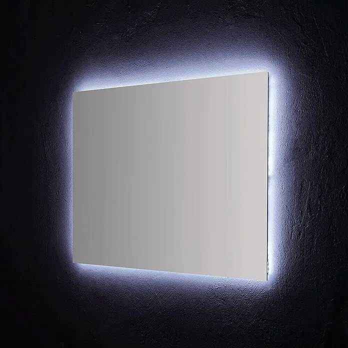 Kiamami Valentina Lichtspiegel - 22 x 700 cm, Farblos - Rechteckiger Spiegel mit blau-weißer LED-Hintergrundbeleuchtung, der einen Halo-Effekt auf einer dunklen, texturierten Wand erzeugt.