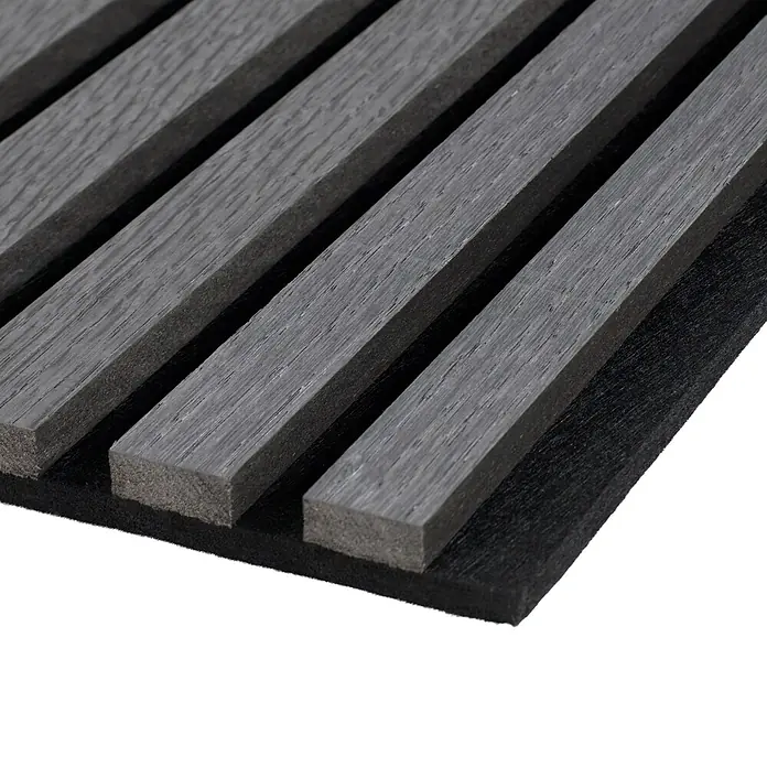 FibroTech Akustikpaneel Premium - Black Oak, 2.440 x 605 x 22 mm - Dunkelgraue Akustikwandpaneele in Holzoptik mit schwarzer Filzunterlage.