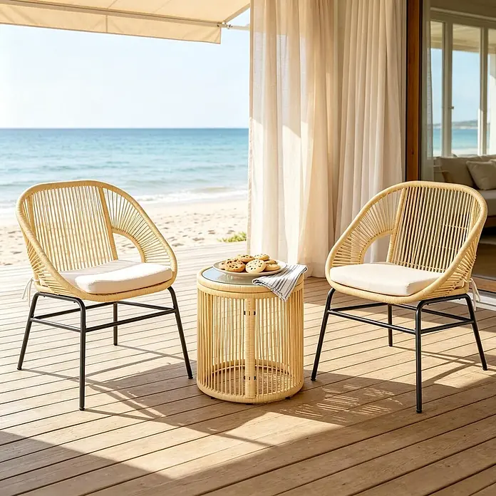 SONNENH Balkonmöbel-Set - 2 -tlg., Polyester, Stahl, Gehärtetes Glas, Beige - Zwei helle Rattan-Stühle mit schwarzen Gestellen und ein passender Beistelltisch mit Keksen, auf einer Holzterrasse am Strand.