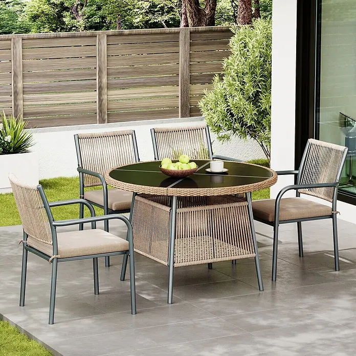 SONNENH Gartenmöbel-Set - 5 -tlg., Eisen, Polyester, Gehärtetes Glas, Grau - Outdoor-Essgruppe: runder Tisch, schwarze Glasplatte, geflochtene Basis. Vier Stühle: geflochtene Lehnen, dunkelgraue Gestelle, beige Kissen. Auf Terrasse.