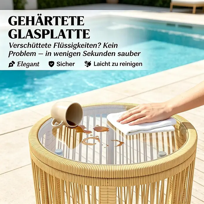 SONNENH Balkonmöbel-Set - 2 -tlg., Polyester, Stahl, Gehärtetes Glas, Beige - Ein runder, hellbrauner Rattantisch mit gehärteter Glasplatte im Freien am Pool, verschütteter Kaffee wird abgewischt.