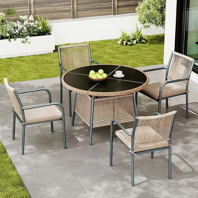 SONNENH Gartenmöbel-Set - 5 -tlg., Eisen, Polyester, Gehärtetes Glas, Grau - Outdoor-Essgruppe: runder Tisch mit dunkler Platte und geflochtenem Unterbau, vier Stühle mit Metallrahmen, geflochtenen Lehnen und beigen Kissen.
