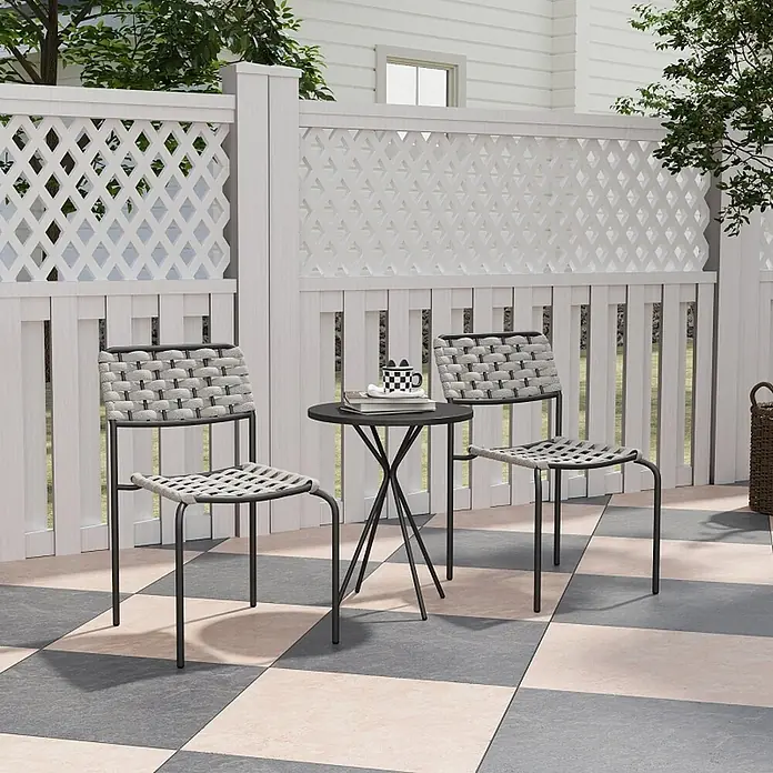 SONNENH Balkonmöbel-Set, 3-teilig, mit Stapelstühlen, Grau -  - Outdoor-Sitzgruppe mit zwei Stühlen, grauen Geflechtsitzen/-rückenlehnen und einem kleinen runden schwarzen Tisch.