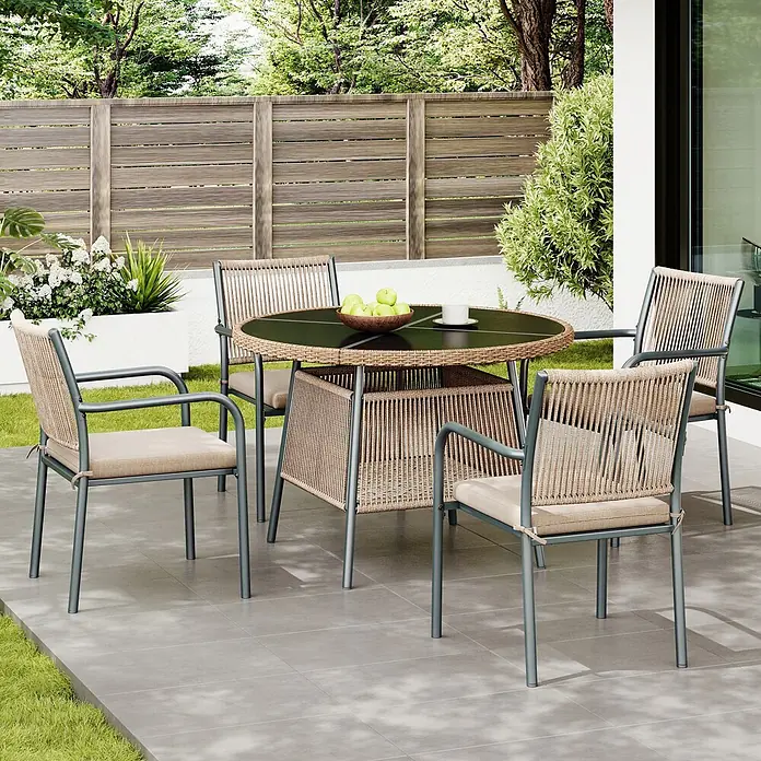 SONNENH Gartenmöbel-Set - 5 -tlg., Eisen, Polyester, Gehärtetes Glas, Grau - Ein Outdoor-Essgruppe mit rundem dunklem Glastisch und vier Stühlen. Stühle und Tisch haben beige geflochtene Seildetails auf dunkelgrauem Metallrahmen mit beigen Kissen.