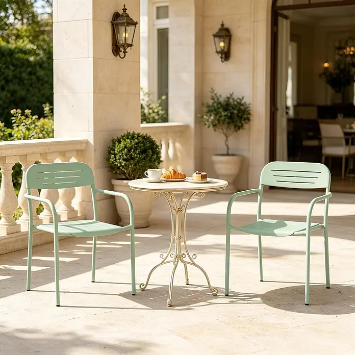 SONNENH Garten-Stapelstühle aus Metall, 2er-Set, Salbeigrün -  - Mintgrünes Outdoor-Bistro-Set aus Metall mit zwei Stühlen und einem cremefarbenen Tisch auf einer sonnigen Terrasse mit Frühstück.