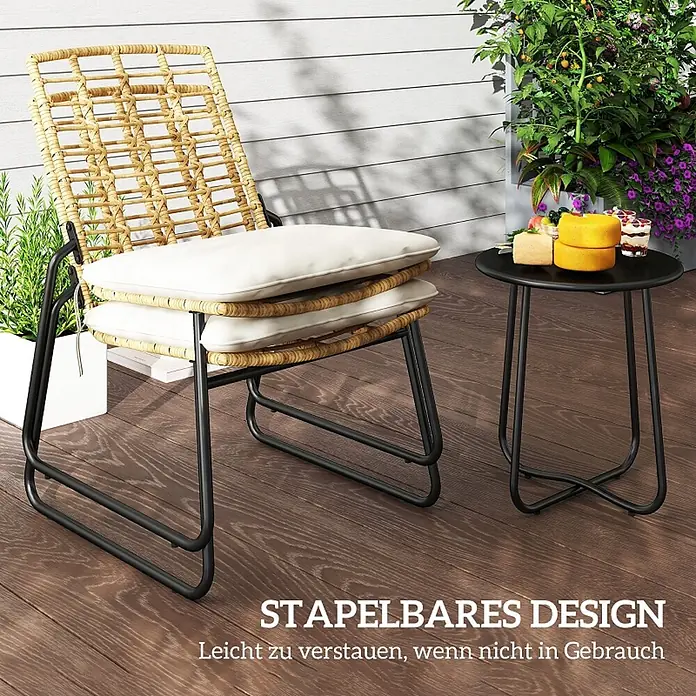SONNENH Gartenmöbel-Set, 3-teilig, mit Stapelstühlen, Beige/Braun -  - Rattan-Sessel mit schwarzem Metallgestell & weißen Kissen, schwarzer Beistelltisch auf Holzterrasse. Stapelbares Design zur einfachen Lagerung.