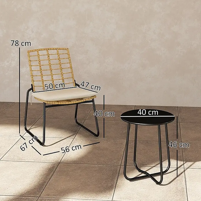 SONNENH Balkonmöbel-Set - 3 -tlg., Polyrattan, Stapelbar, Braun - Gartenmöbel-Set mit Naturrattansessel, beigem Kissen und schwarzem Metall-Beistelltisch. Maße angegeben.