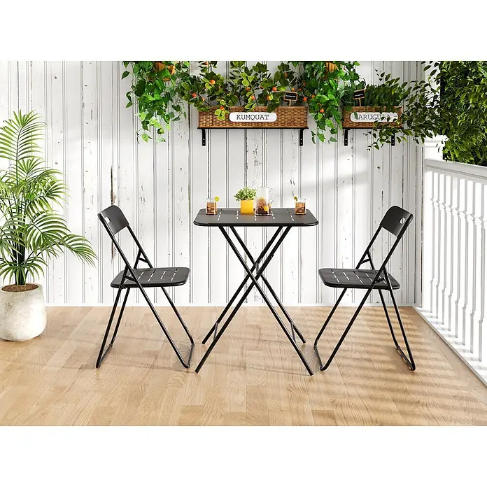 SONNENH Balkonmöbel-Set - 3 -tlg., Stahl, Klappbar, Schwarz - Schwarzer Klapptisch mit zwei passenden Stühlen auf einer Holzterrasse mit Pflanzen und Getränken.