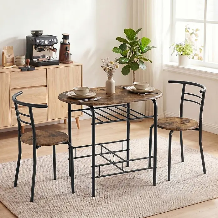 SONNENH Essgruppe, 3-teilig, mit Ablage, rustikale Holzoptik -  - Kleiner runder Esstisch und zwei Stühle mit Holzoptik-Platten/Sitzen und schwarzen Metallgestellen, in einem gemütlichen Essbereich.