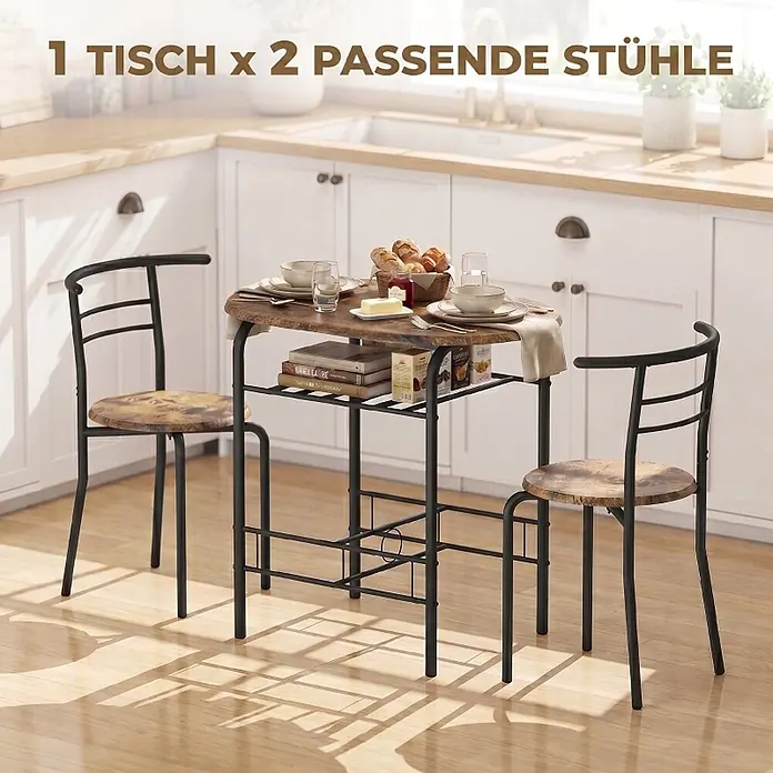 SONNENH Essgruppe, 3-teilig, mit Ablage, rustikale Holzoptik -  - Ein kompaktes Küchentisch-Set für zwei Personen mit rustikalem Holztisch und zwei passenden Stühlen mit schwarzem Metallrahmen in einer Küche.