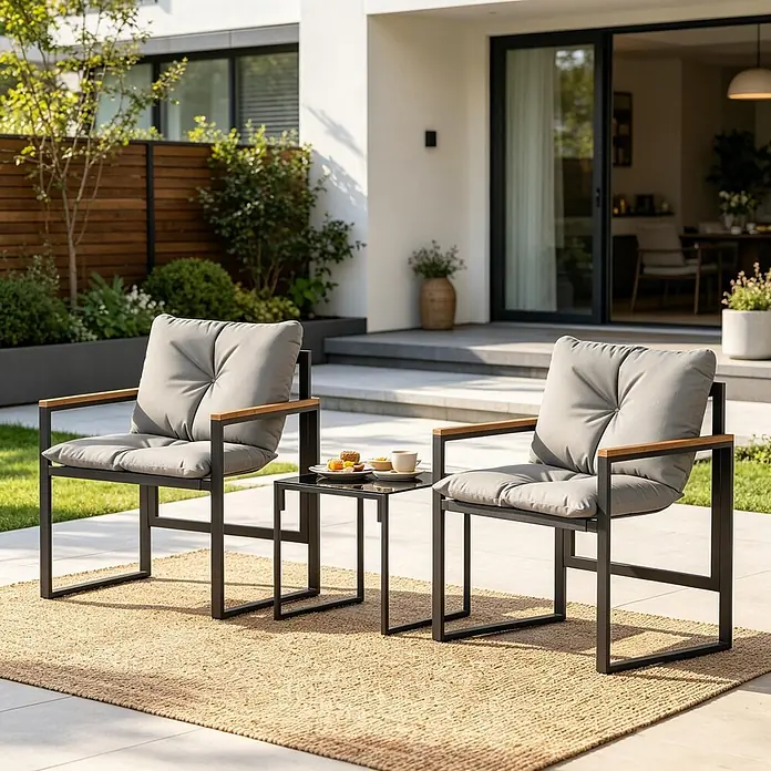 SONNENH Balkonmöbel-Set - 3 -tlg., Baumwolle, Metall, Polyester, Gehärtetes Glas, Textilene, Schwarz - Zwei Outdoor-Stühle mit grauen Polstern, schwarzen Gestellen und Holzarmlehnen, mit passendem Beistelltisch auf einem Terrassenteppich.
