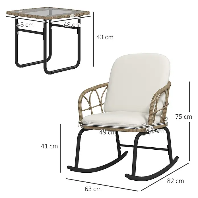 Outsunny Garten-Schaukelstuhl 3-tlg. mit Tisch - 2 Stk., PE Polyrattan, Gelb, Cremeweiß - Ein kleiner, quadratischer Beistelltisch in Rattan-Optik mit schwarzen Beinen und ein passender Schaukelstuhl mit cremefarbenen Kissen und schwarzen Kufen. Maße sind angegeben.
