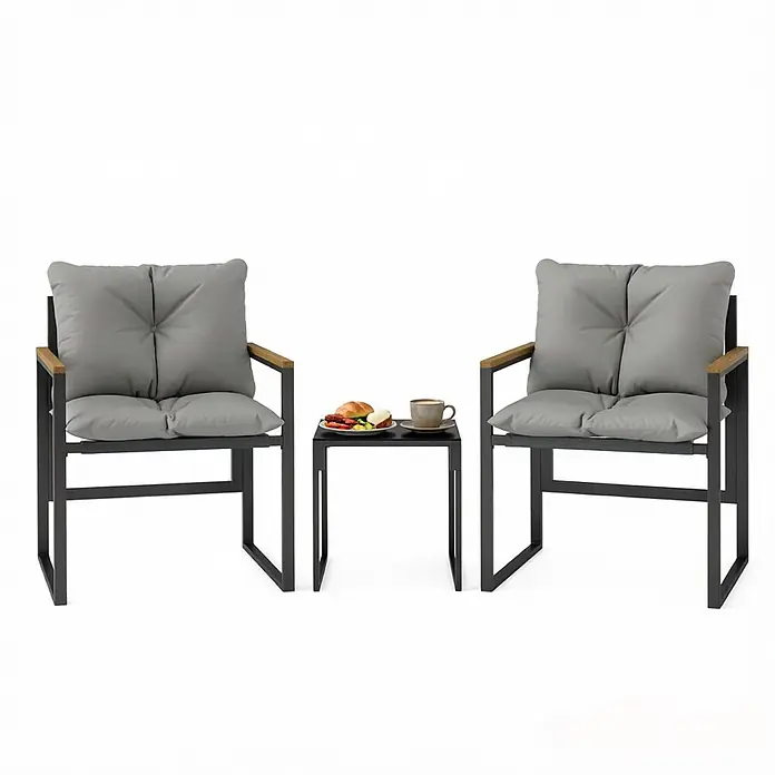 SONNENH Balkonmöbel-Set - 3 -tlg., Baumwolle, Metall, Polyester, Gehärtetes Glas, Textilene, Schwarz - Zwei moderne Outdoor-Stühle mit schwarzen Rahmen, Holzarmlehnen und grauen Kissen, dazu ein kleiner schwarzer Beistelltisch.