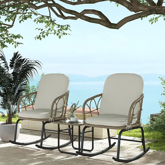 Outsunny Garten-Schaukelstuhl 3-tlg. mit Tisch - 2 Stk., PE Polyrattan, Gelb, Cremeweiß - Zwei Outdoor-Schaukelstühle mit hellen Kissen und einem kleinen Tisch auf einer Terrasse.