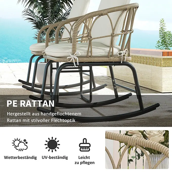 Outsunny Garten-Schaukelstuhl 3-tlg. mit Tisch - 2 Stk., PE Polyrattan, Gelb, Cremeweiß - Zwei PE-Rattan-Schaukelstühle mit weißen Kissen auf einer Terrasse.